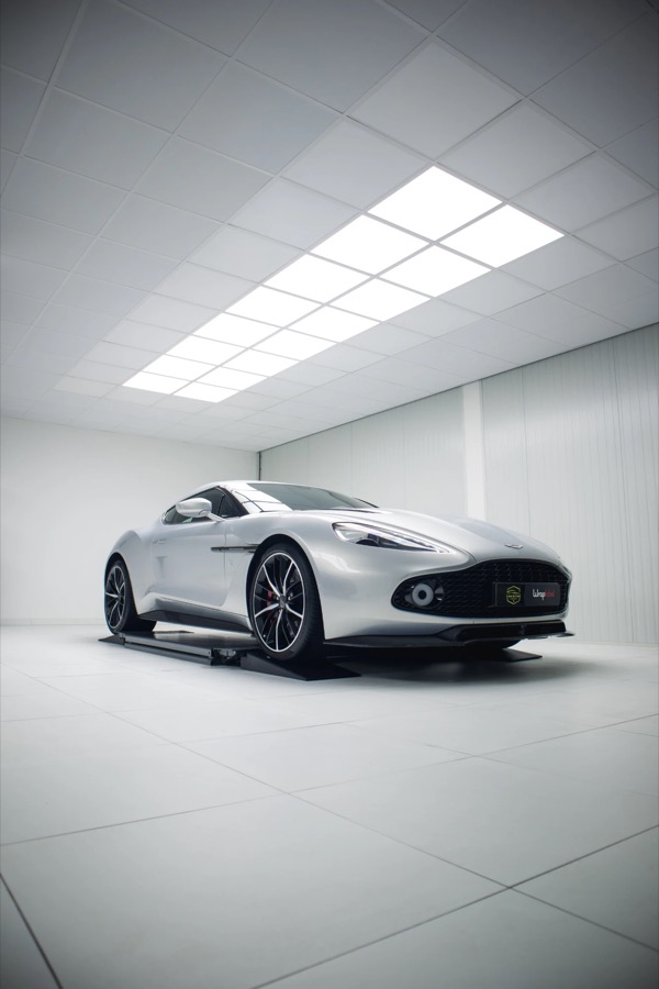 Zilveren Aston Martin Vanquish Zagato in de studio