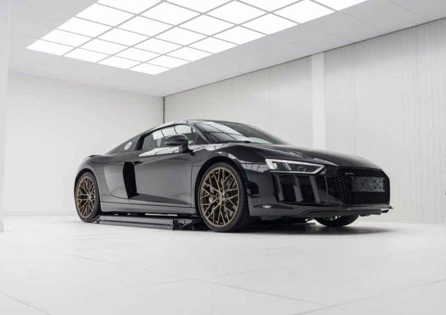 Zwarte Audi R8 V10 met bronzen velgen in de studio