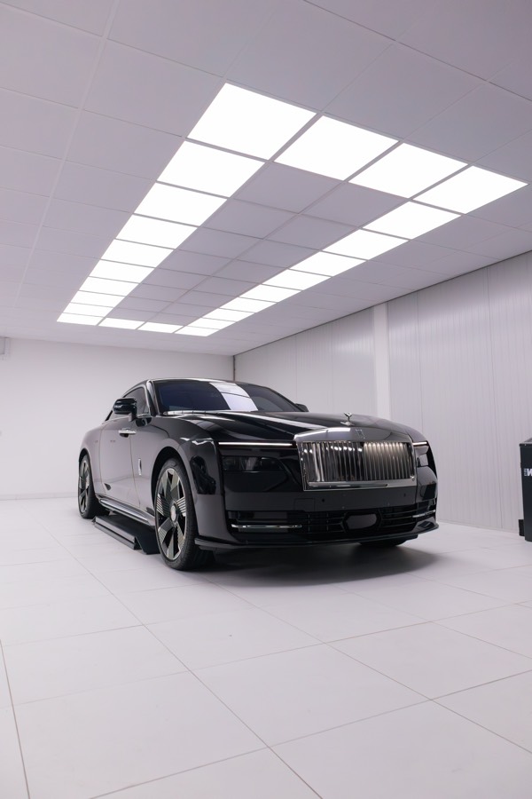 Zwarte Rolls-Royce Spectre