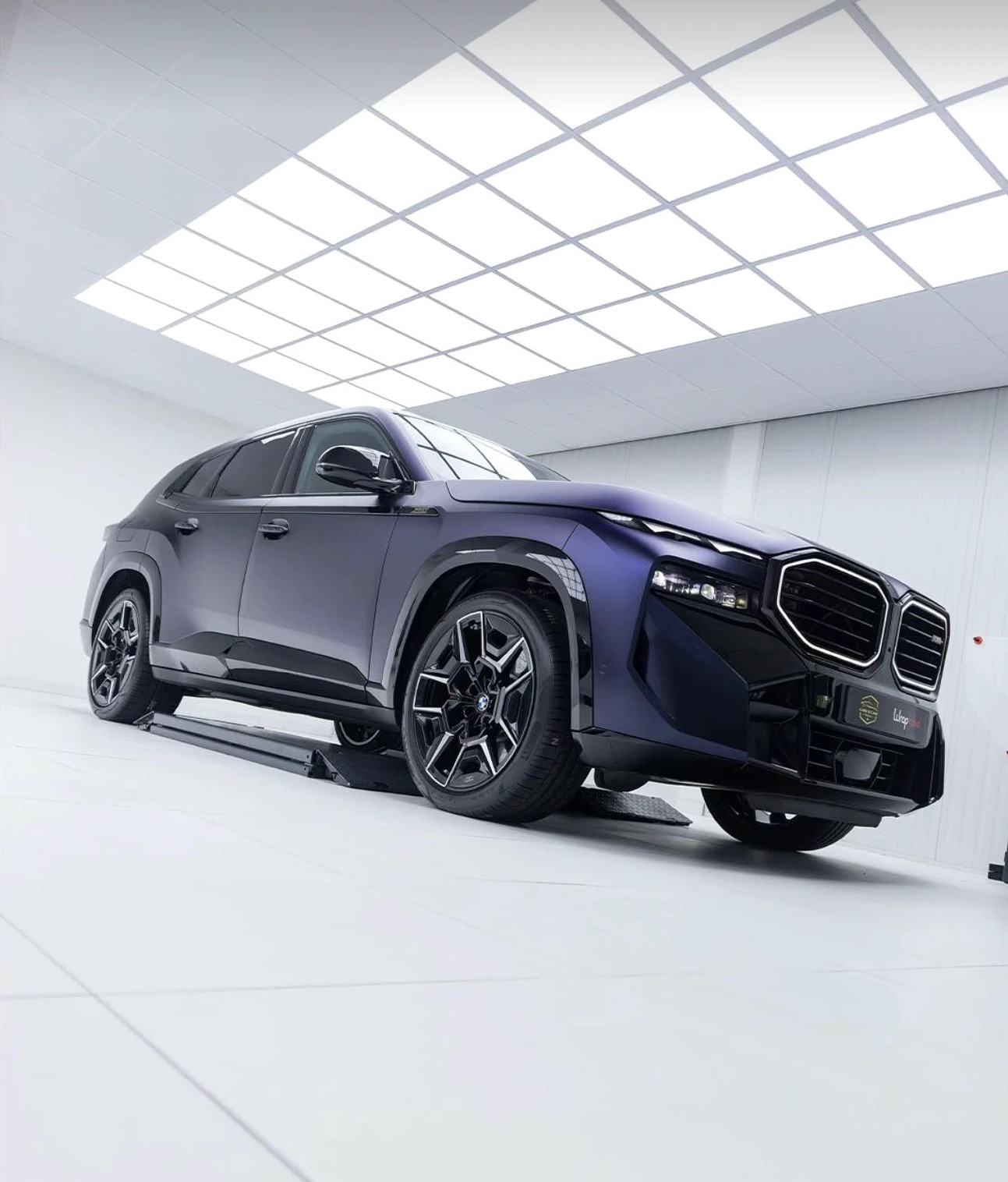 Paarse BMW XM in de studio