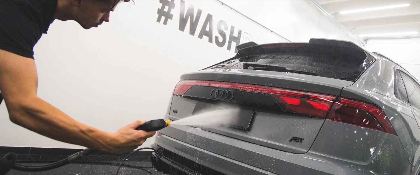Audi wordt gewassen met een hogedrukspuit