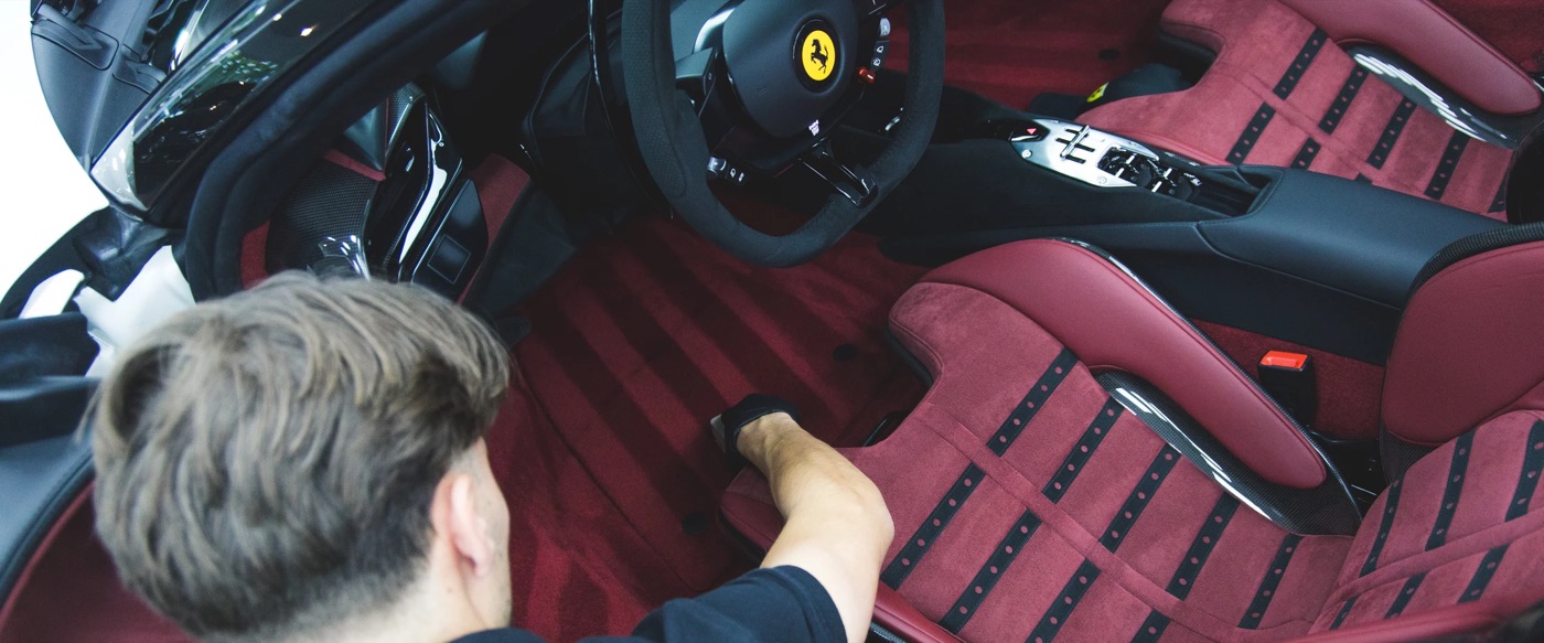 Interieur van een Ferrari wordt grondig gereinigd