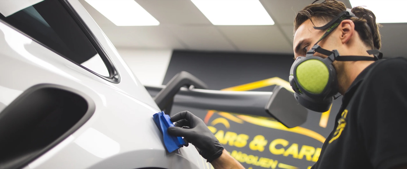 Detailer brengt een keramische coating aan op de lak