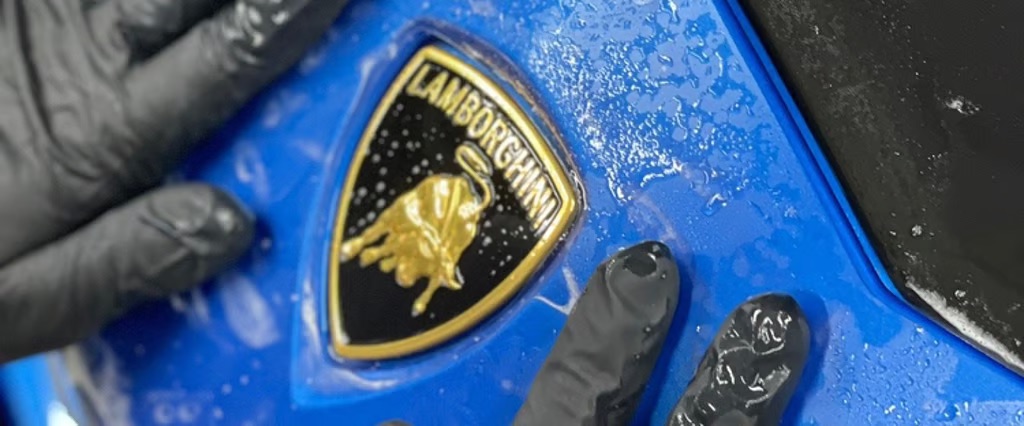 Lakbeschermingsfolie wordt aangebracht rond het Lamborghini-embleem