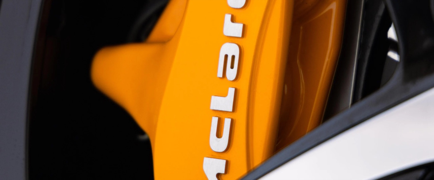 Oranje gespoten remklauw van een McLaren