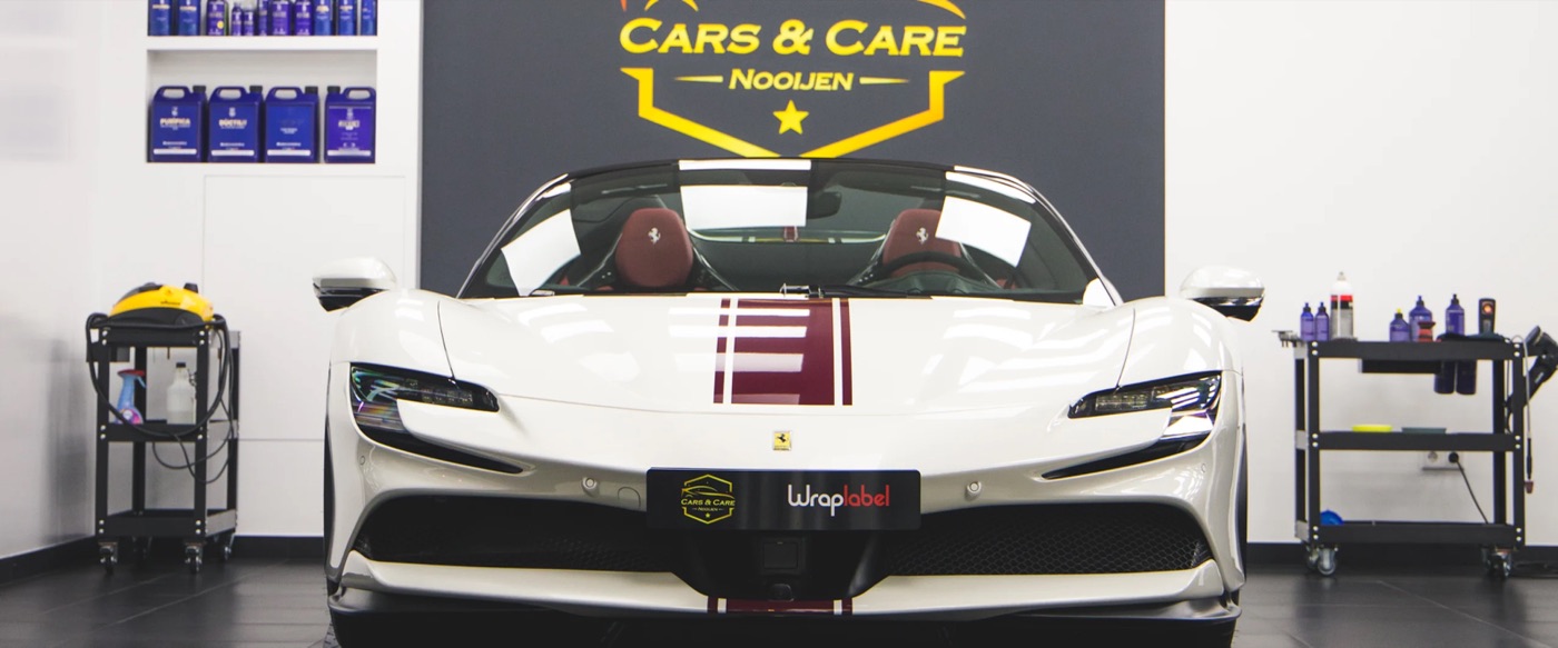 Witte Ferrari SF90 verkoopklaar in de studio van Cars & Care Nooijen