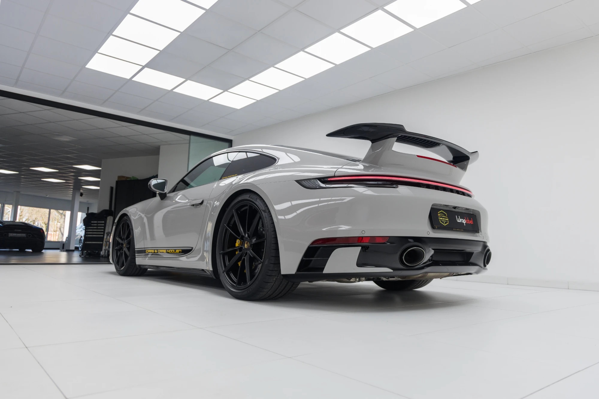 Grijze Porsche 911 met achtervleugel in de studio