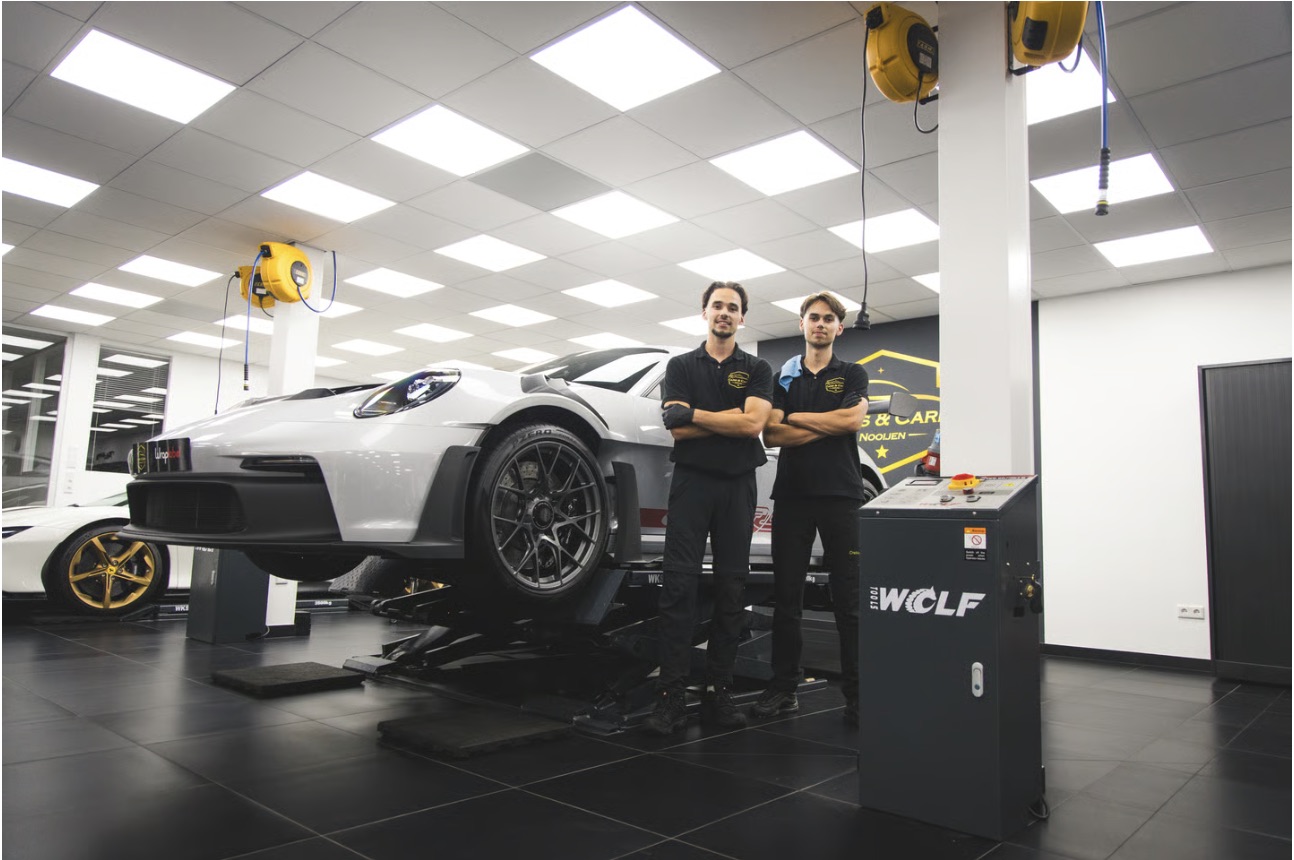 Het team van Cars & Care Nooijen bij een Porsche 911 GT3 op de brug